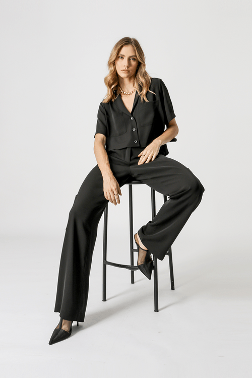Camisa Cropped Com Bolsos - Preto