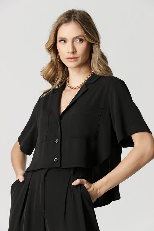 Camisa Cropped Com Bolsos - Preto
