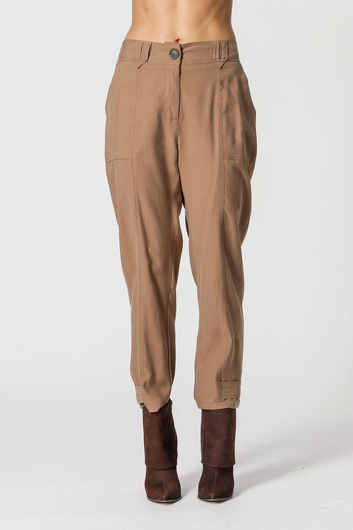 Calça Com Detalhe De Botão Na Barra - Camurca