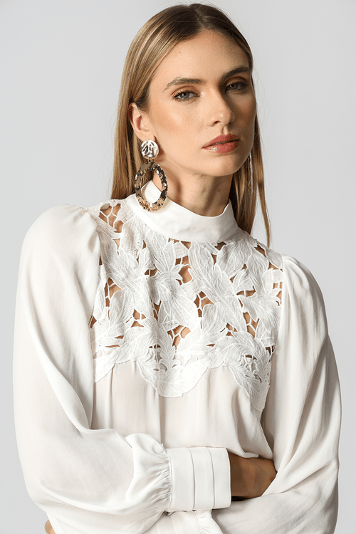 Blusa com Detalhes em Guippir e Punho com Pregas e Botões - Off White